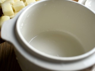 7、冰糖炖雪梨,准备一个炖盅