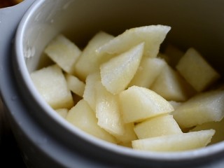 8、冰糖炖雪梨,将梨块放入炖盅中