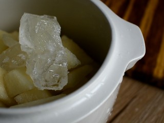 9、冰糖炖雪梨,根据个人口味放一块冰糖