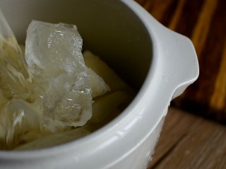 10、冰糖炖雪梨,倒入足量的清水