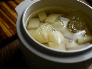 11、冰糖炖雪梨,水量刚刚没过雪梨即可