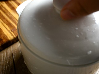 12、冰糖炖雪梨,盖上炖盅盖子。文火炖2个小时就好了