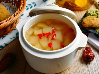 13、冰糖炖雪梨,最后出锅前5分钟放上几个枸杞就行了