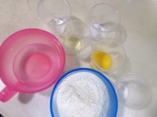 1、家庭版自制油条,准备好材料