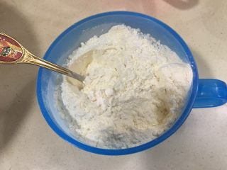 2、家庭版自制油条,普通面粉中加入泡打粉和小苏打