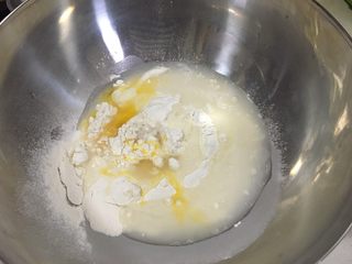 5、家庭版自制油条,加入鸡蛋