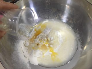 6、家庭版自制油条,倒入油