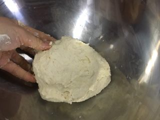 7、家庭版自制油条,用手揉成圆团