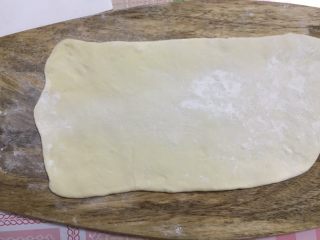 9、家庭版自制油条,第二天取出面团,用擀面杖擀成长方形