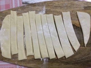 10、家庭版自制油条,用刀切成一小段一小段