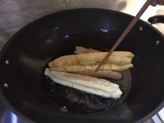13、家庭版自制油条,慢慢膨胀起来,记得翻面,炸至金黄色捞出沥干油