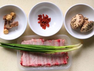1、松茸花菇枸杞排骨汤,准备好食材