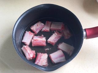 4、松茸花菇枸杞排骨汤,冷水下锅，焯水