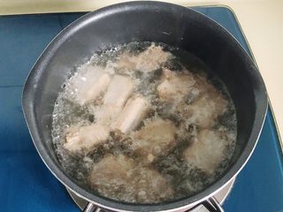 5、松茸花菇枸杞排骨汤,水开后再煮一会，直到出现泡沫状的漂浮物关火