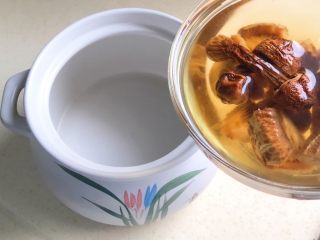 9、松茸花菇枸杞排骨汤,把松茸和花菇连同水一起倒进砂锅