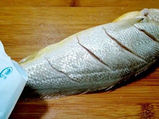 4、披红戴绿的蒜香红辣椒蒸黄鱼,鱼被鱼肚均匀撒盐,按摩几下,放冰箱冷藏淹十五分钟