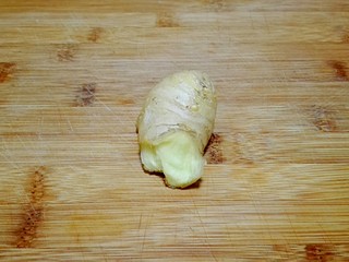 5、披红戴绿的蒜香红辣椒蒸黄鱼,生姜一小块