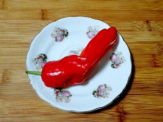 12、披红戴绿的蒜香红辣椒蒸黄鱼,红辣椒一个