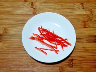 13、披红戴绿的蒜香红辣椒蒸黄鱼,切成细丝(只用一部分,喜欢吃辣椒的亲可以多放)