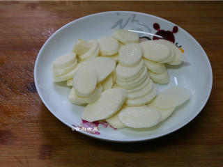 2、如意幸福卷,淮山去皮，洗净切薄片，放入蒸锅蒸熟