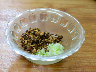 4、如意幸福卷,香菇浸泡软切碎，小葱头洗净、去须切碎