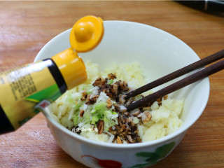 5、如意幸福卷,淮山、葱碎、香菇沫全部倒入大碗中，调入盐、酱油、白糖、搅拌均匀