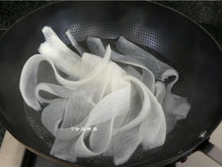 6、如意幸福卷,白萝卜刨成薄片，用开水焯熟软化