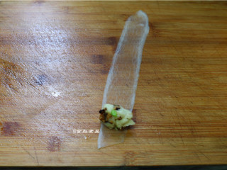 7、如意幸福卷,萝卜片摊开，放入拌匀的淮山香菇泥