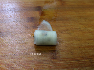 8、如意幸福卷,从一头卷起，卷实（如果竖着摆放，要用牙签固定好，食用时取出就可以了，横着摆放不用牙签，将接口处压在底部则可）