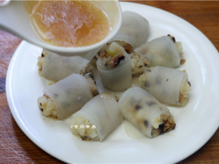 11、如意幸福卷,煮好的芡汁淋在萝卜卷上面即可