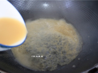 10、如意幸福卷,烧热锅，倒入少许食用油、淀粉加入清水、蚝油、搅拌均匀，倒入锅中煮至浓稠