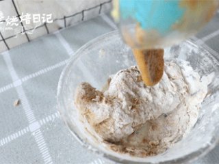 5、白馒头吃腻了？来一款滋补红糖馒头吧,把加有酵母的液体倒入，用手搓揉，会粘手的话再撒些干面粉，揉成光滑的面团。