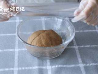 7、白馒头吃腻了？来一款滋补红糖馒头吧,覆上保鲜膜，进行第一次发酵一个小时左右，面团发两倍大，翻开全部是蜂窝组织就好了。（发酵时间具体看当天温度哦）