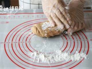 8、白馒头吃腻了？来一款滋补红糖馒头吧,再揉面，排气，此时可以撒入一些干粉，然后再揉搓。尽量多揉一会，揉越久蒸出来的馒头越好吃。