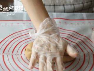9、白馒头吃腻了？来一款滋补红糖馒头吧,把面团切两份，看切面没有大的气泡就可以。