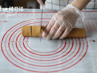 12、白馒头吃腻了？来一款滋补红糖馒头吧,切段。