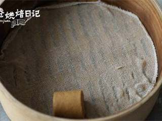 13、白馒头吃腻了？来一款滋补红糖馒头吧,冷水上锅，放入馒头，盖上锅盖再静置30分钟（室温较温暖的情况下，温度低要适当延长时间）