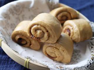 14、白馒头吃腻了？来一款滋补红糖馒头吧,二次醒发好后，大火烧开转中火，共蒸15分钟。关火后焖5分钟打开盖子。