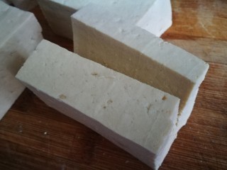 1、家宴创意菜谱～白玉金珠,豆腐块在1/3处切片 