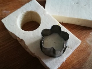 2、家宴创意菜谱～白玉金珠,选厚的一片放平 扣出两个圆孔