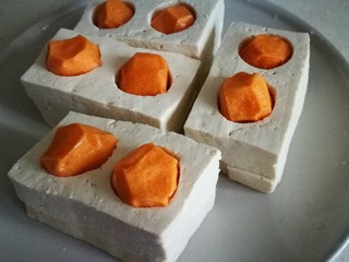 3、家宴创意菜谱～白玉金珠,放入两粒海鲜丸 将薄一些的豆腐片放在下边摞好