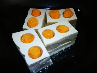 5、家宴创意菜谱～白玉金珠,锅中油热 放入豆腐