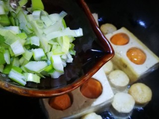 7、家宴创意菜谱～白玉金珠,倒入葱花