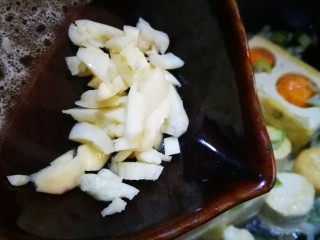 8、家宴创意菜谱～白玉金珠,倒入蒜末