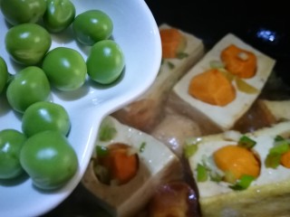 13、家宴创意菜谱～白玉金珠,放入豌豆 添些清水煮至豆腐入味