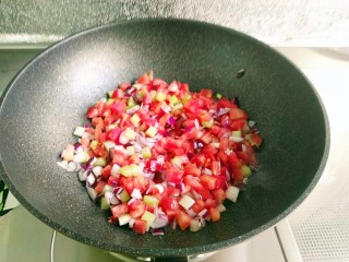 6、时蔬意大利面,放入洋葱丁、西红柿丁炒香