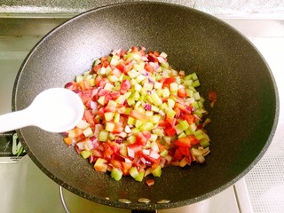 8、时蔬意大利面,调入盐翻炒均匀