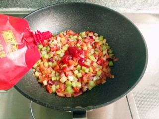 9、时蔬意大利面,放入番茄酱翻炒均匀