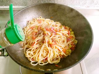 13、时蔬意大利面,根据个人口味调入适量黑胡椒粉、罗勒碎拌匀即可