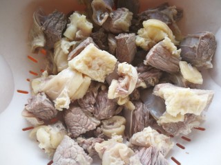 1、家庭密制牛肉,牛肉洗净切麻将块冷水下锅焯水洗净滤干水份